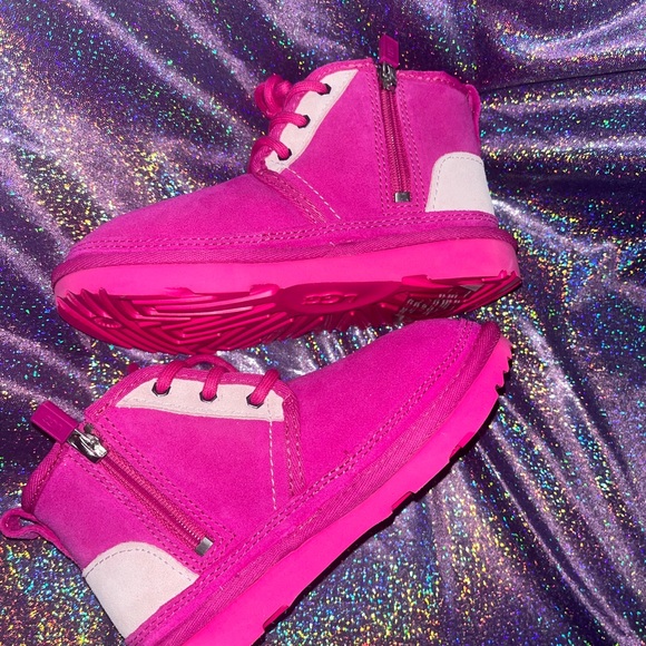 Child Neumel Graphic Outline Chukka UGG Boot - Picture 5 of 9